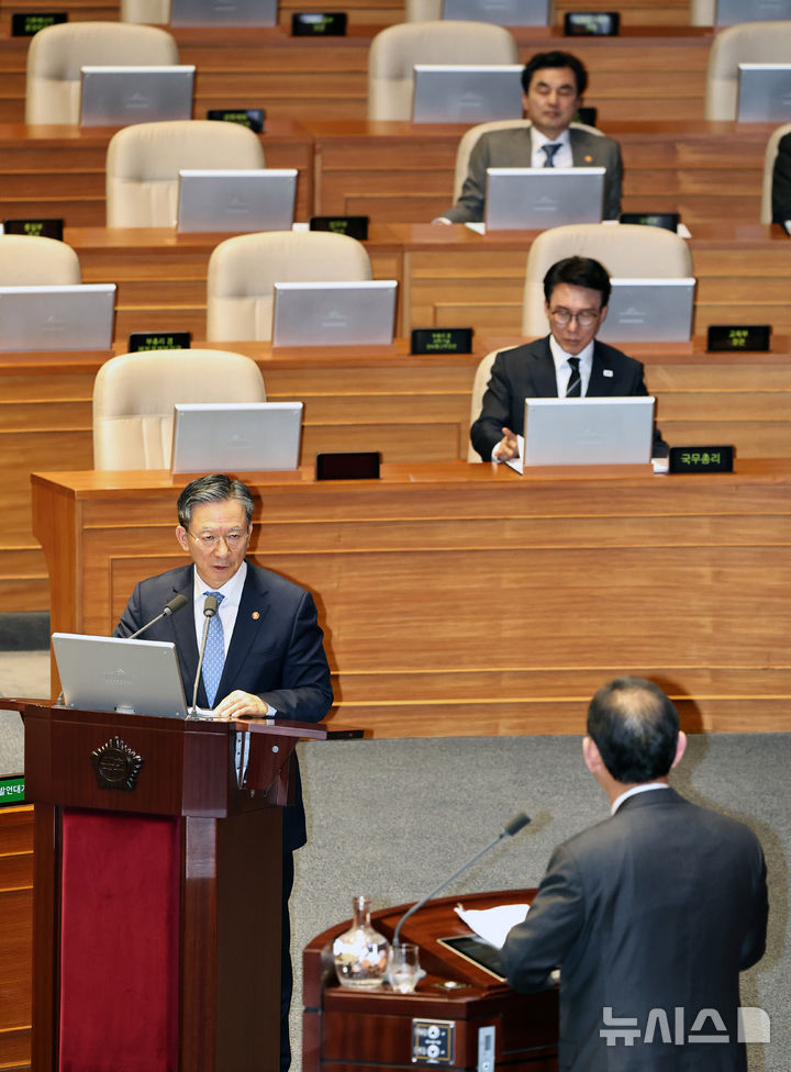 주호영 의원 대정부질문에 답변하는 정성호 법무부 장관
