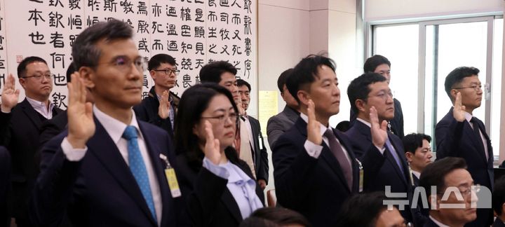 증인선서 거부하는 박상용 검사