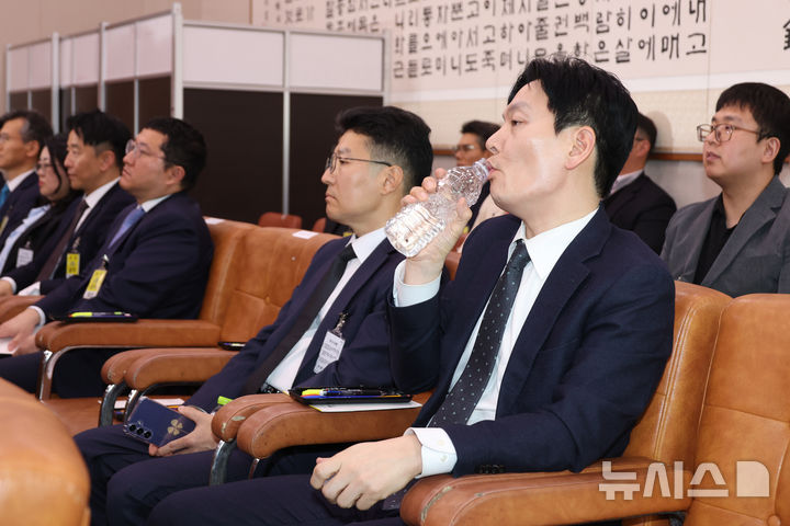 물 마시는 박상용 검사