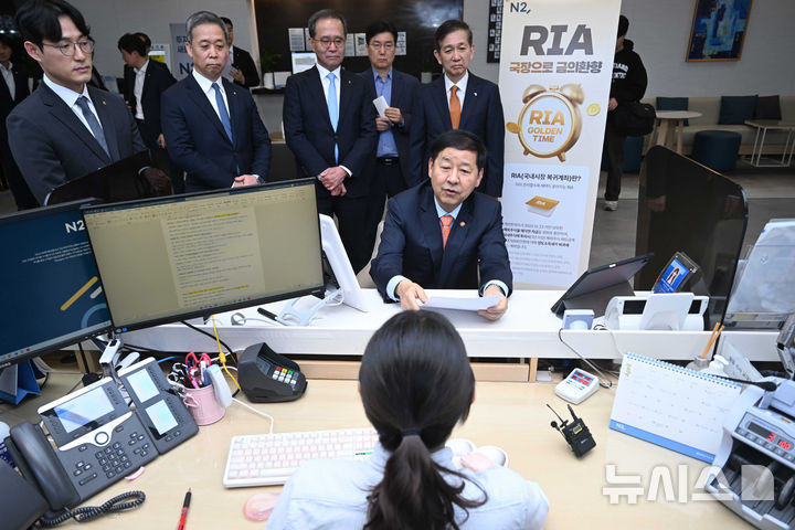 RIA 출시 상품 설명 듣는 구윤철 부총리