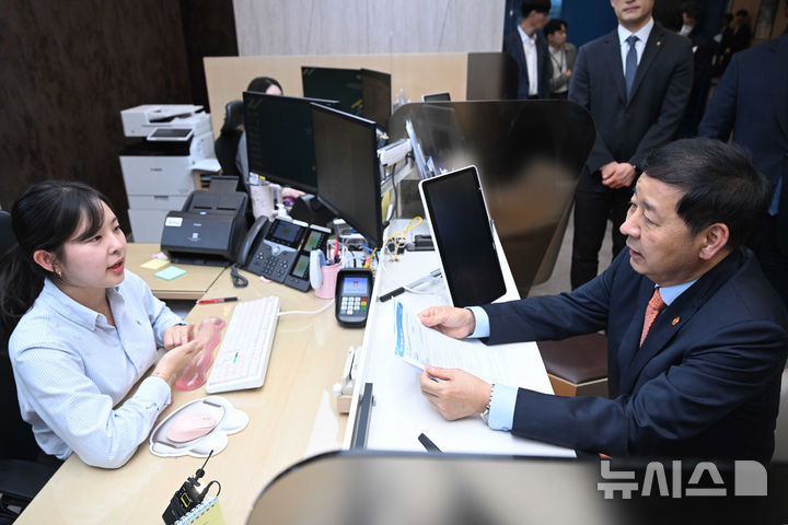 RIA 상품 설명 듣는 구윤철 부총리