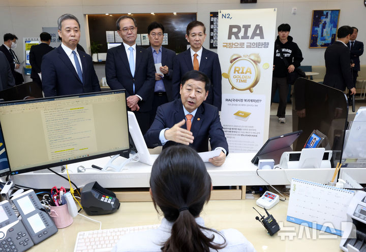 RIA 상품 설명 듣는 구윤철 부총리
