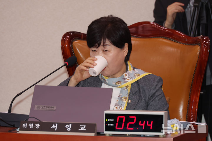 목 타는 서영교 위원장