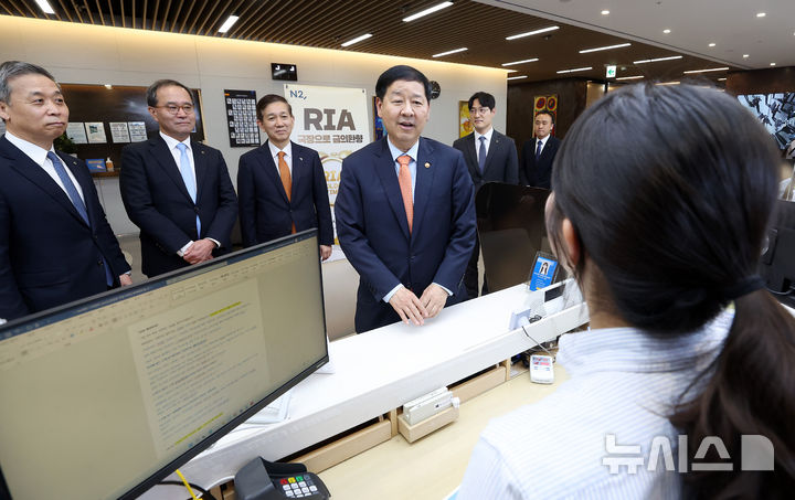 RIA 상품 설명 듣는 구윤철 부총리