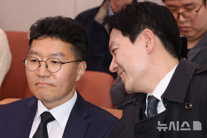 동료 검사에 말 거는 박상용 검사