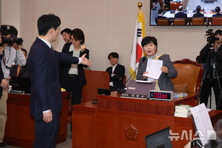 서영교 위원장에게 항의하는 박상용 검사