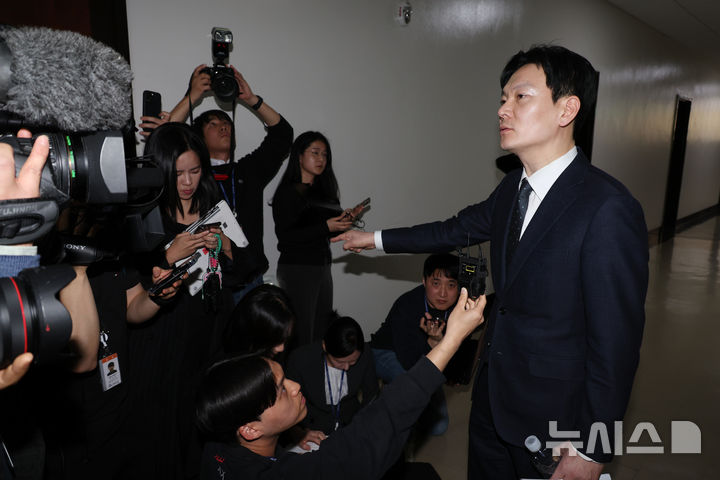 증인선서 거부하고 성토하는 박상용 검사