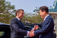 인사 나누는 이재명 대통령과 에마뉘엘 마크롱 프랑스 대통령