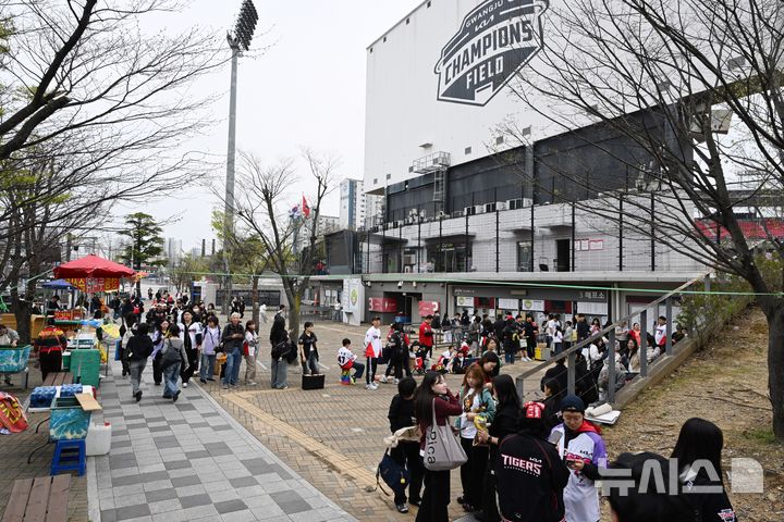 광주 챔피언스필드, 표 구매하는 팬들