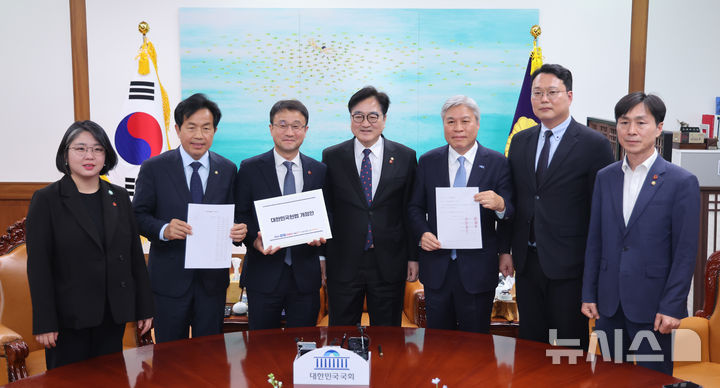 헌법개정안 들고 제정당 원내대표들 만난 우원식 의장