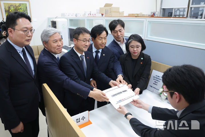 헌법개정안 의안과에 제출하는 제정당 원내대표들