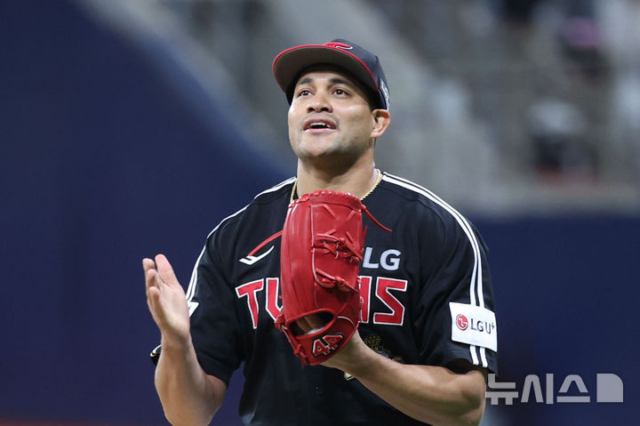1회 초 실점 위기 넘긴 치리노스