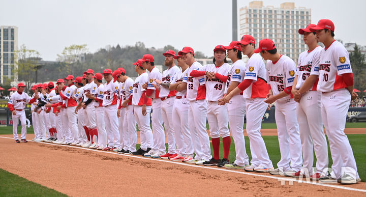 팬들 향해 선 KIA 선수들