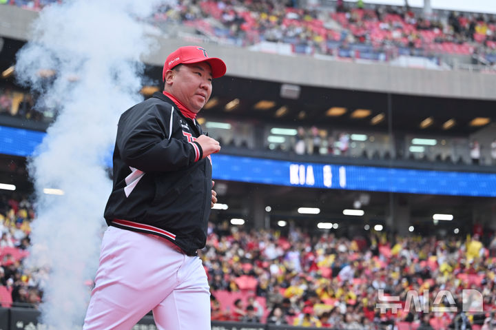 KIA 이범호, 팬 환호 받으며 등장