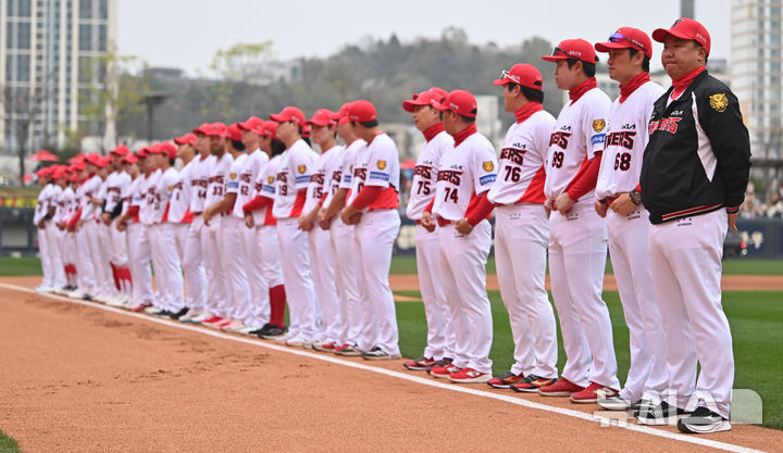 선수들과 함께 팬들 바라보는 이범호