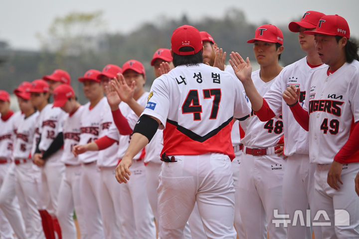 KIA 주장 나성범, 동료들과 하이파이브