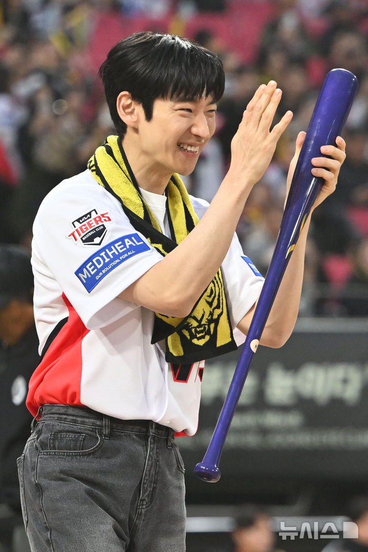 '모범택시' 이제훈, '모범 미소'