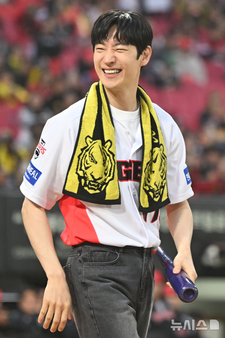 '모범택시' 이제훈, '모범 미소'