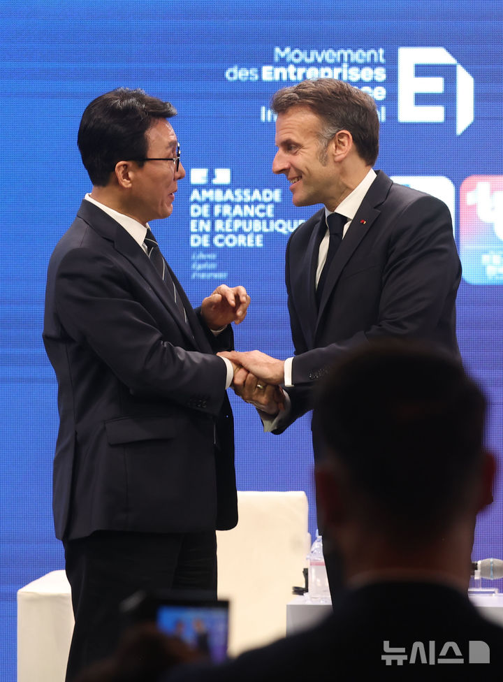 악수하는 마크롱 대통령과 김민석 총리 