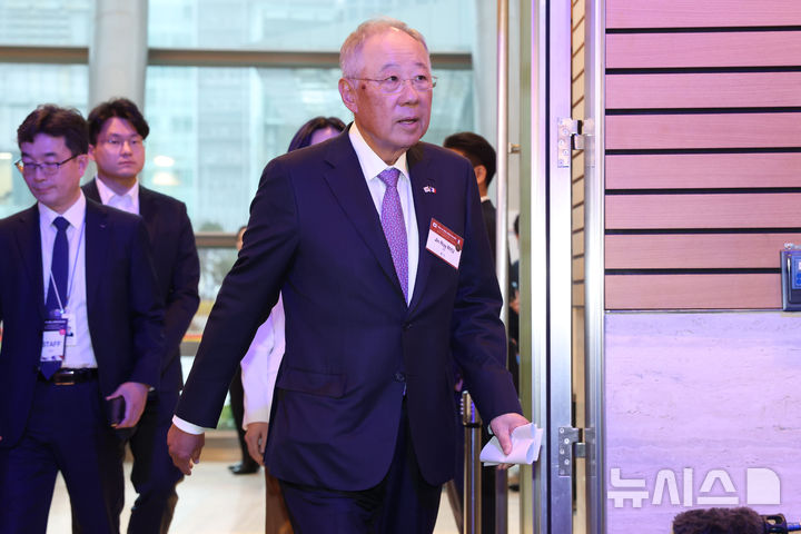 한-프 경제계 미래 대화 참석하는 류진 회장