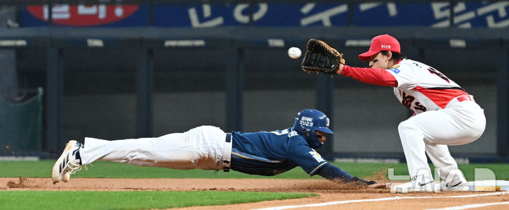 네일 견제구에 1루 복귀하는 NC 김주원