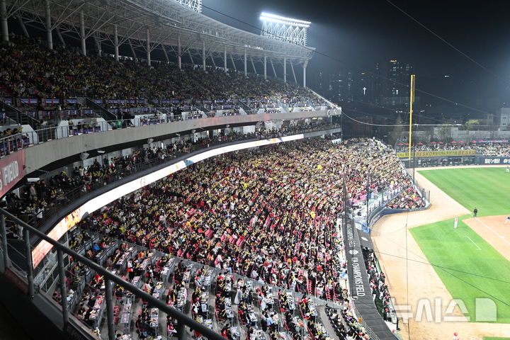 KIA타이거즈 첫 홈경기, 팬들 가득 찬 챔피언스필드