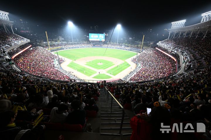 KIA타이거즈 첫 홈경기, 구름관중