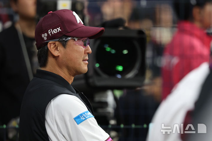 경기 지켜보는 설종진 감독