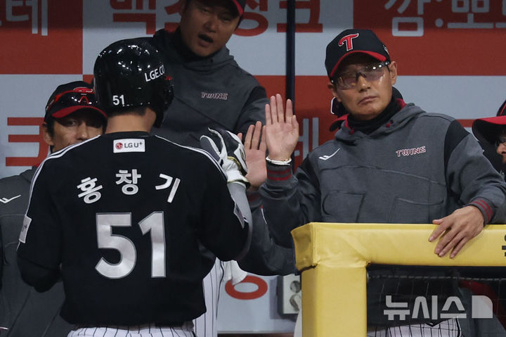 염경엽 감독 '잘했어 홍창기'