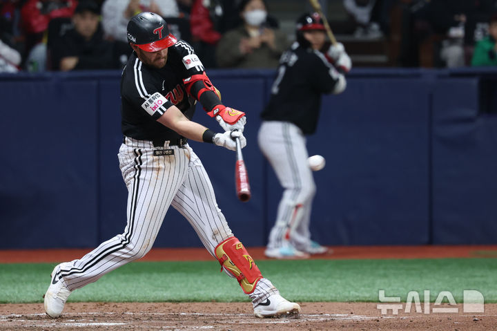 1점 쫓아가는 LG 오스틴