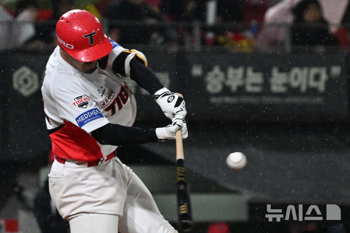 KIA 데일, 2루타 날아가요~