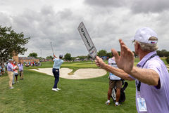 "조용히 해 주세요"