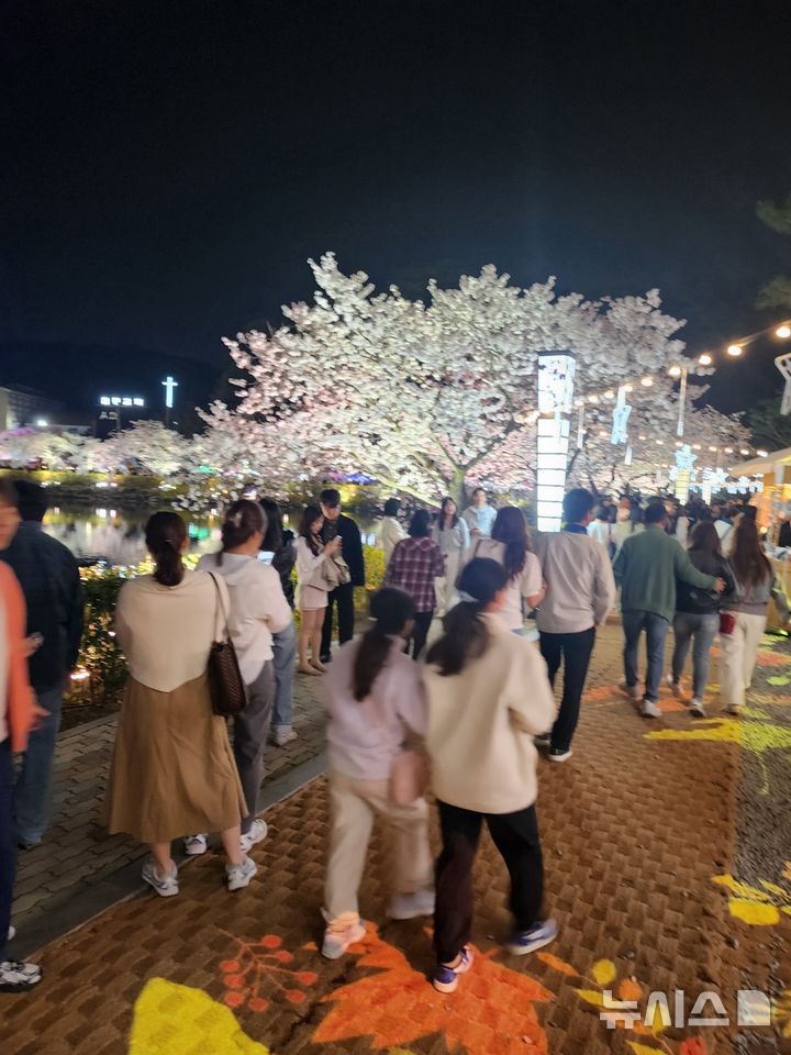 "김천 연화지 벚꽃 보러오세요"