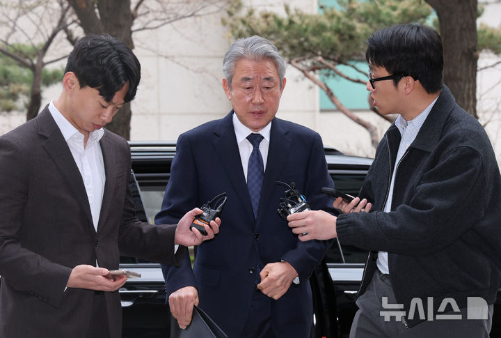 '1억 뇌물수수 의혹' 강호동 농협중앙회장, 경찰 조사 출석