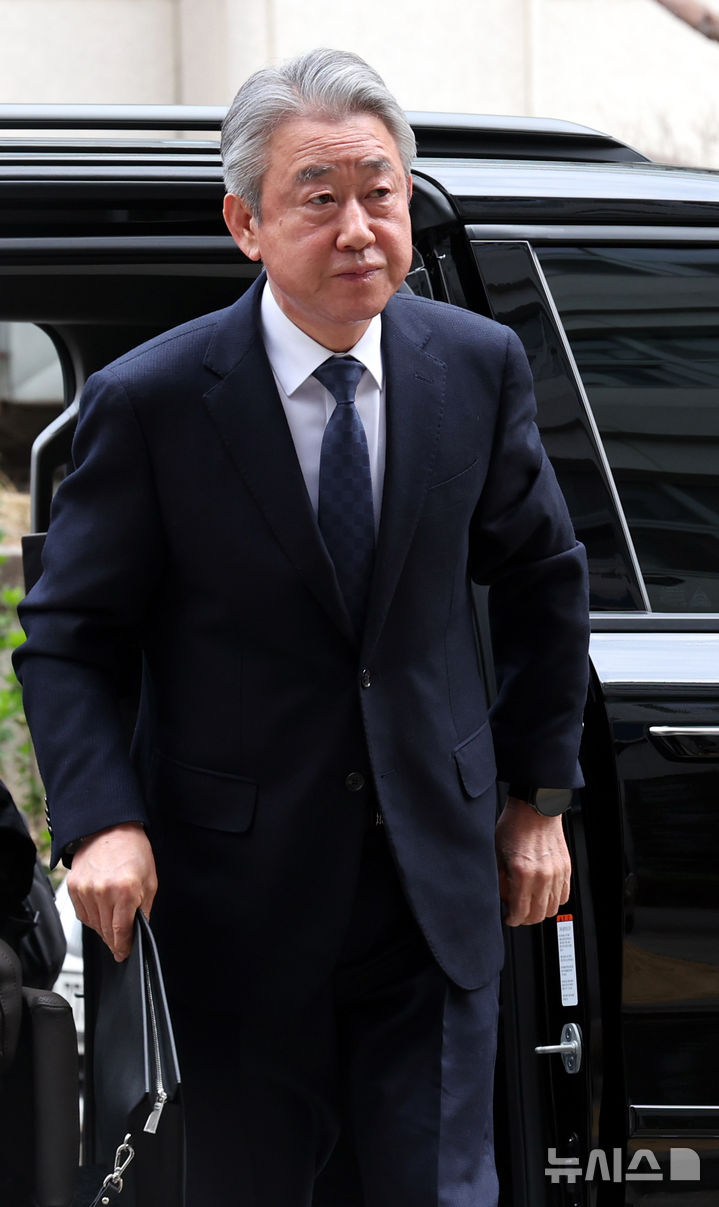 '1억 뇌물수수 의혹' 강호동 농협중앙회장, 경찰 조사 출석