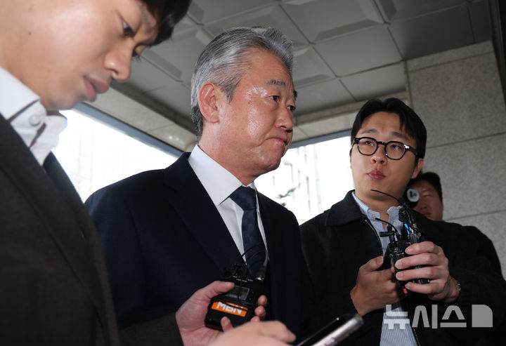 '1억 뇌물수수 의혹' 강호동 농협중앙회장 경찰 출석…"성실히 조사받겠다" [뉴시스Pic] 