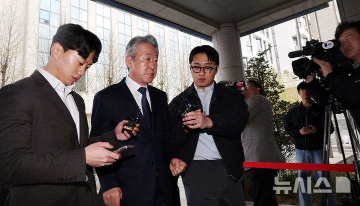 '1억 뇌물수수 의혹' 강호동 농협중앙회장, 경찰 조사 출석