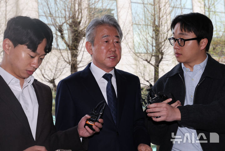 '1억 뇌물수수 의혹' 강호동 농협중앙회장, 경찰 조사 출석