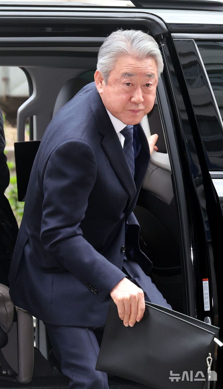 '1억 뇌물수수 의혹' 강호동 농협중앙회장, 경찰 조사 출석