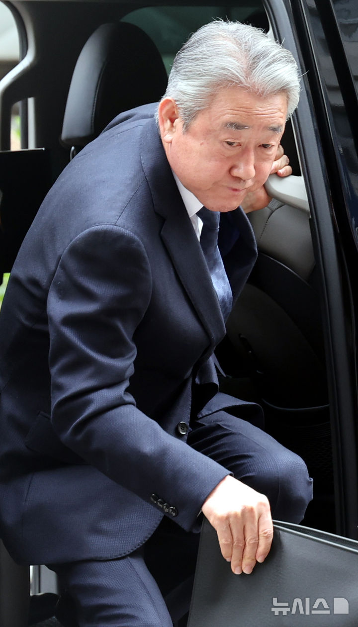 '1억 뇌물수수 의혹' 강호동 농협중앙회장, 경찰 조사 출석