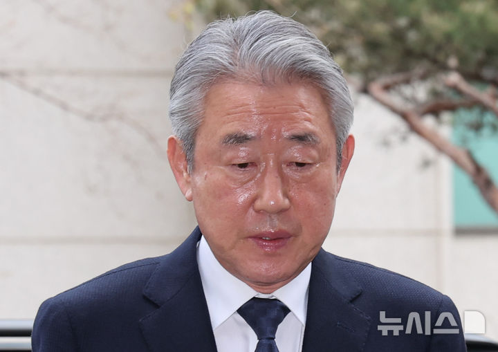 '1억 뇌물수수 의혹' 강호동 농협중앙회장, 경찰 조사 출석