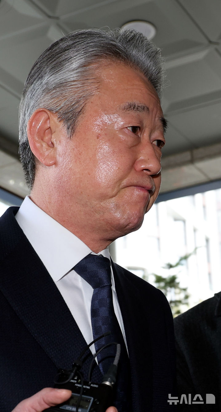 '1억 뇌물수수 의혹' 강호동 농협중앙회장, 경찰 조사 출석