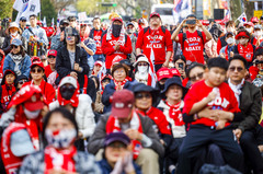 윤석열 전 대통령 탄핵 1년, 거리에 모인 지지자들