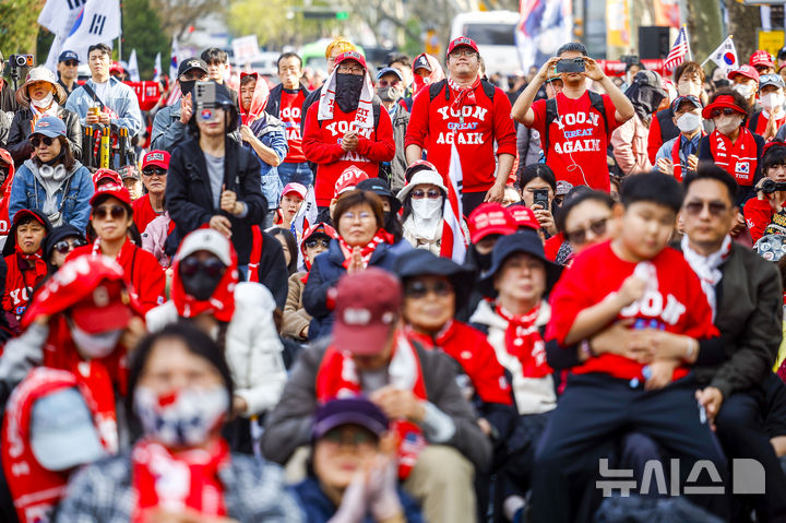 윤석열 전 대통령 탄핵 1년, 거리에 모인 지지자들
