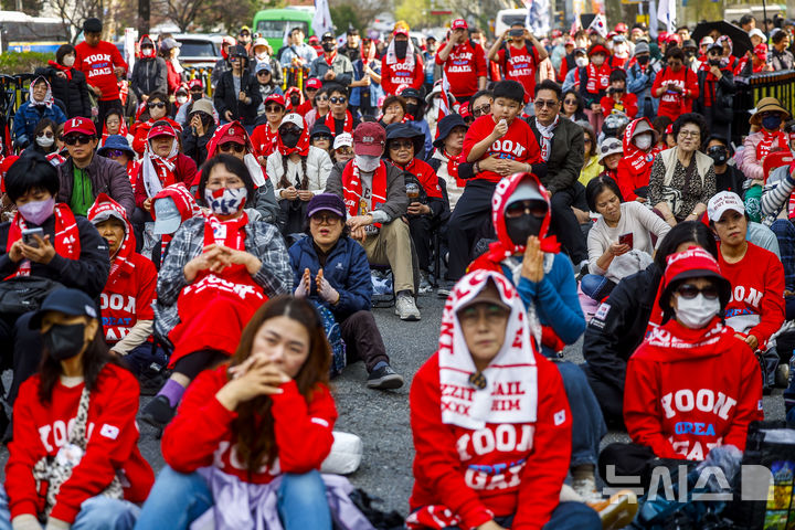 윤석열 전 대통령 탄핵 1년, 거리에 모인 지지자들