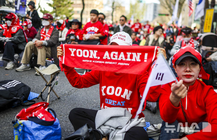 윤 어게인 외치는 참가자들