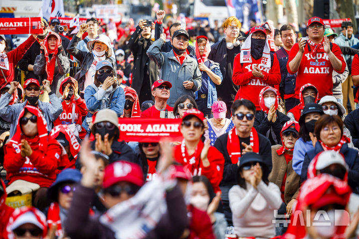 윤 어게인 외치는 참가자들