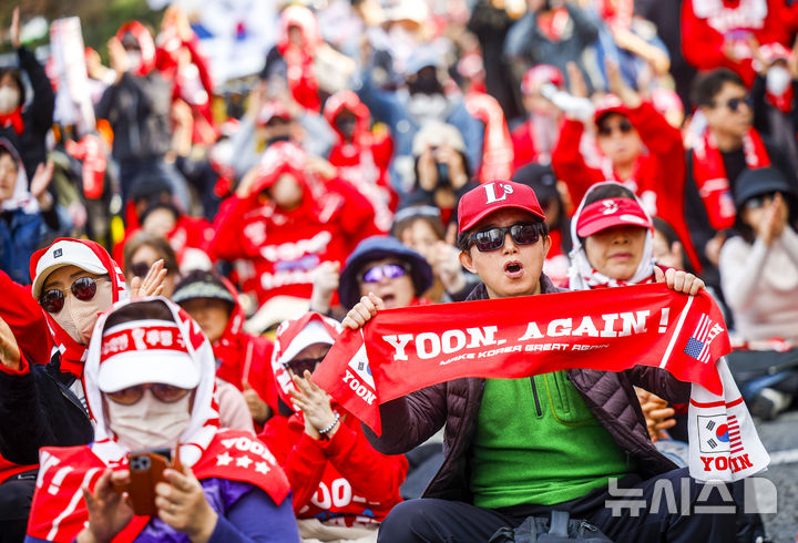 윤석열 전 대통령 탄핵 1년, 거리에 모인 지지자들