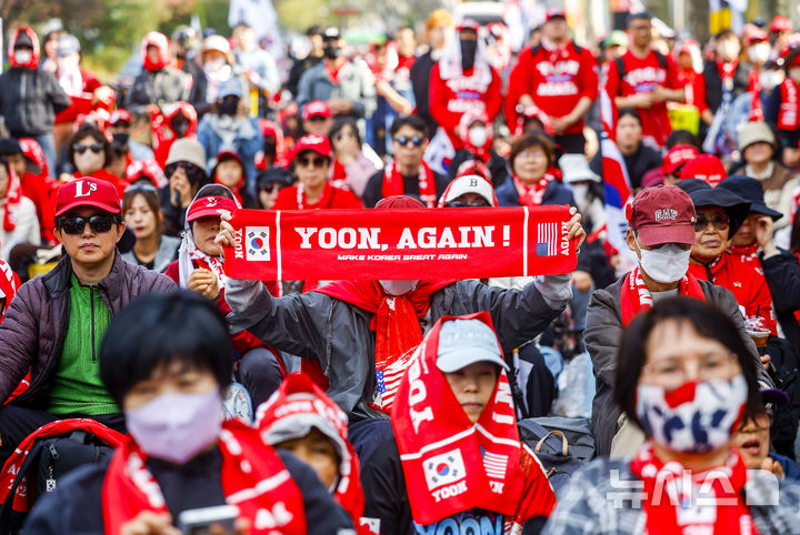 윤석열 전 대통령 탄핵 1년, 거리에 모인 지지자들