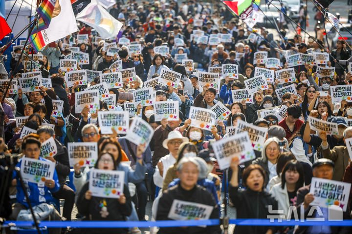 피켓 든 참가자들